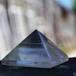 batu kristal pyramid