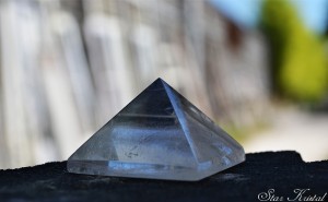 batu kristal pyramid