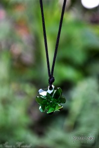 harga kalung swarovski clover